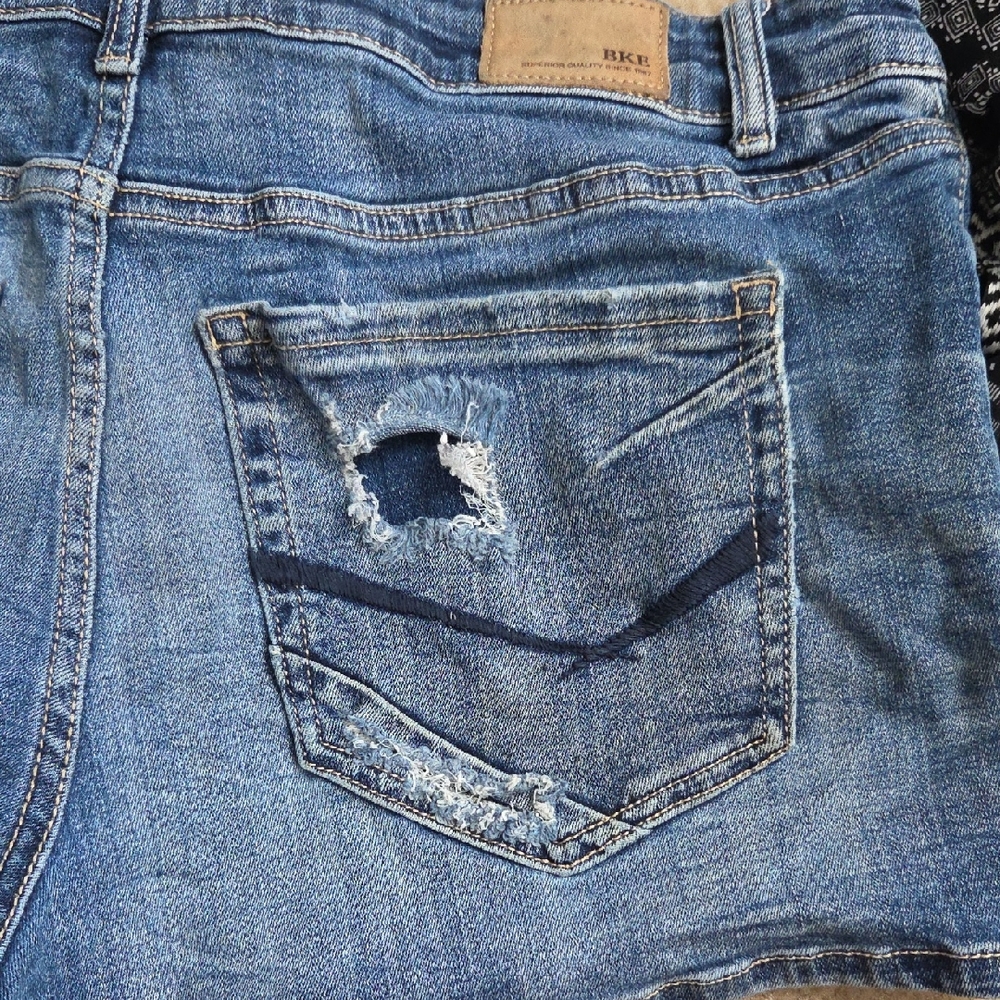 BKE Buckle Stella Women's Distressed Jean Shorts Size 32 Used Excellent Cond. - Picture 11 of 15